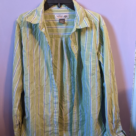 2 button down shirts - Picture 3 of 9